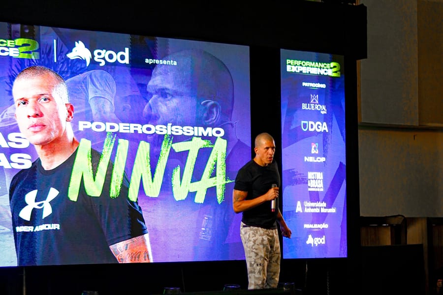 Douglas Viegas no palco do Poderosíssimo Ninja