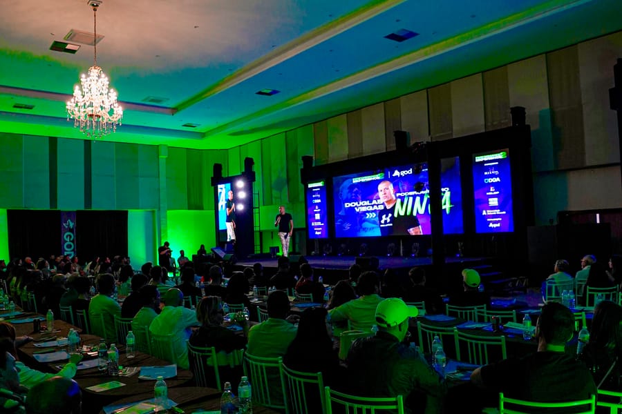 Plateia lotada em palestra de Douglas Viegas