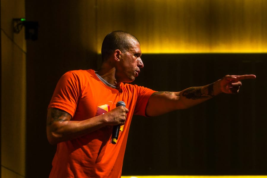 Douglas Viegas em palco
