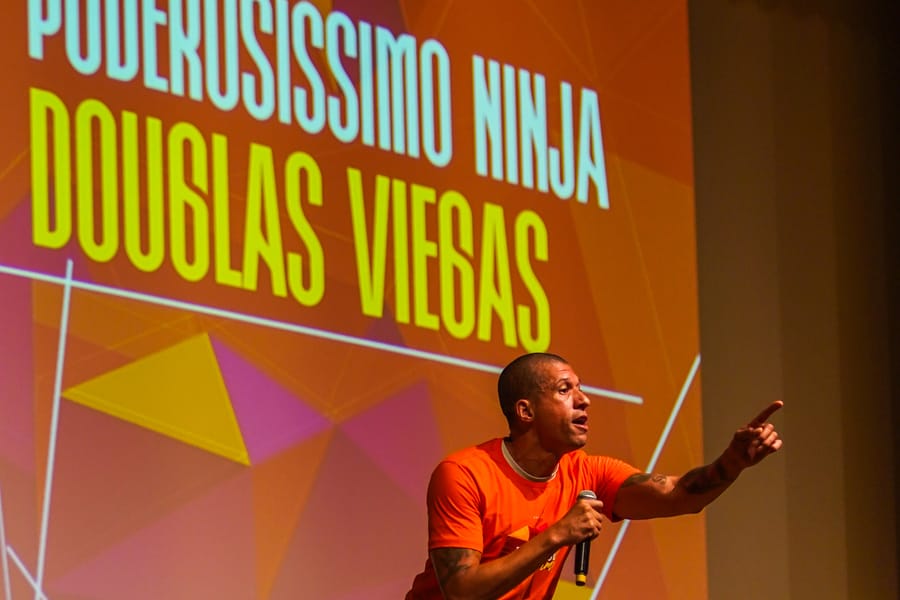 Plateia em evento com Douglas Viegas