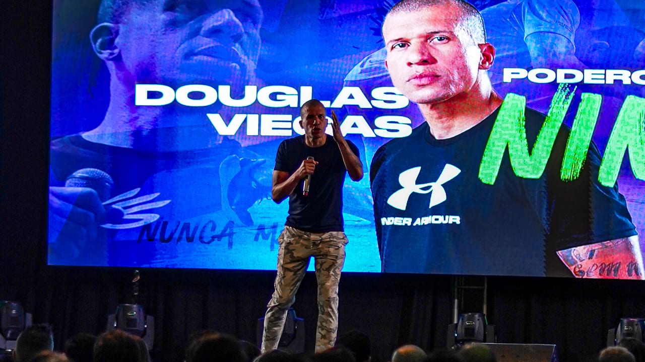 Douglas Viegas em palco durante a palestra